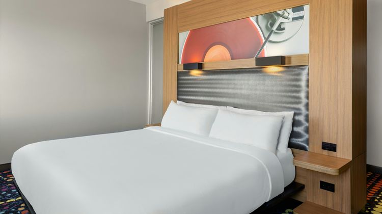 aloft Green Bay Room