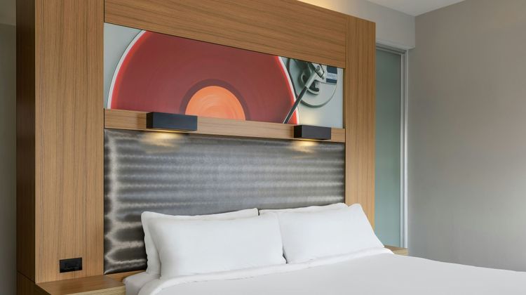 aloft Green Bay Room