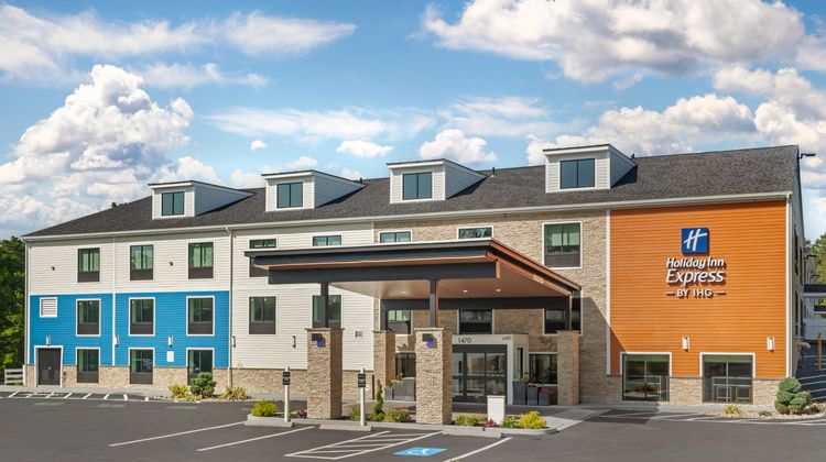Holiday Inn Express Cape Cod Exterior