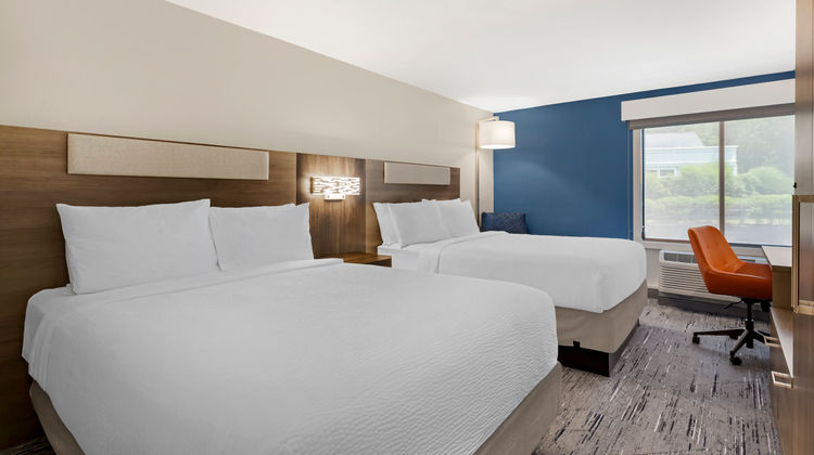 Holiday Inn Express Cape Cod Room
