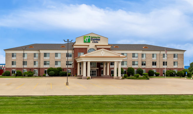Holiday Inn Express Hotel & Suites Exterior