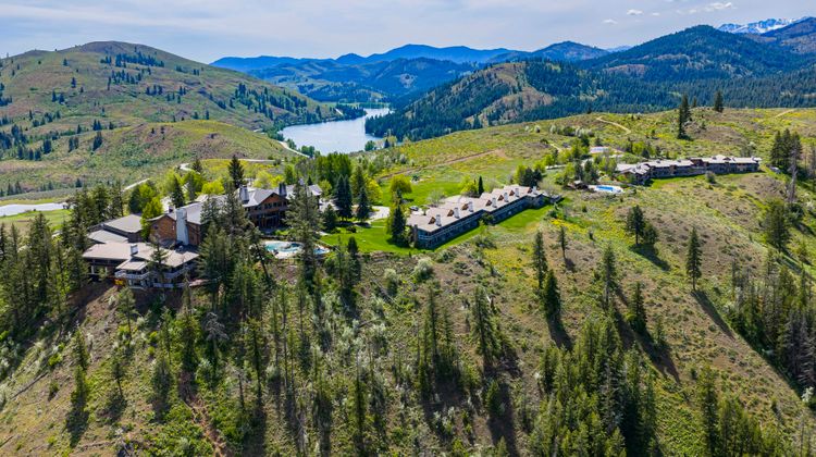 Sun Mountain Lodge Exterior
