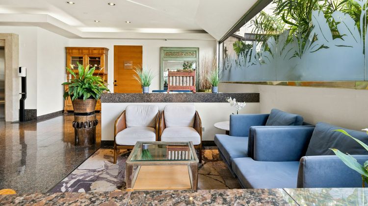 Luana Waikiki Hotel & Suites Lobby