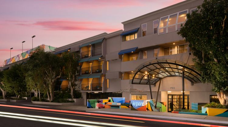 Le Parc at Melrose Exterior