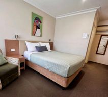 Colonial Terrace Motor Inn Room