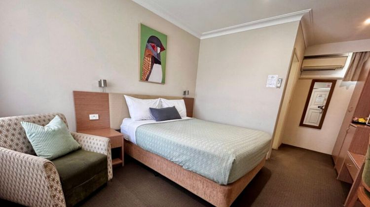 Colonial Terrace Motor Inn Room