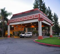 Piccadilly Inn Airport Exterior