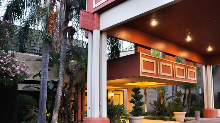 Piccadilly Inn Airport Exterior
