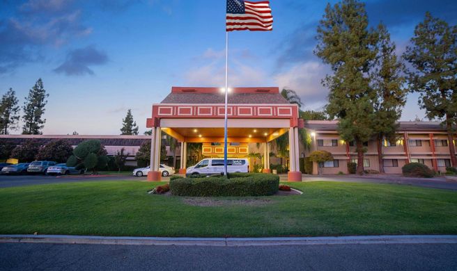 Piccadilly Inn Airport Exterior