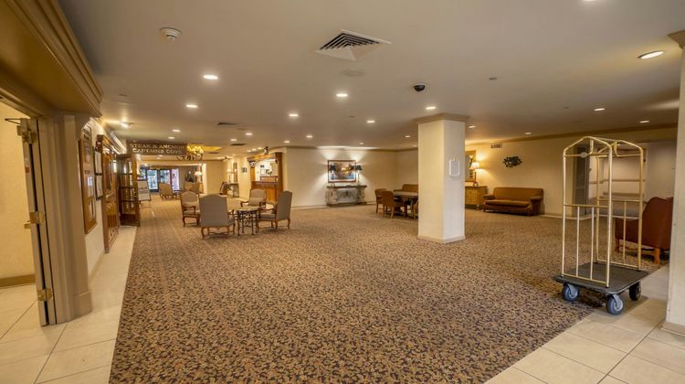 Piccadilly Inn Airport Lobby