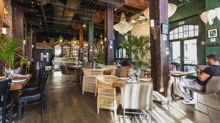 Signature Lux Hotel by ONOMO, Waterfront Restaurant