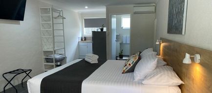 Tin Can Bay Motel Room