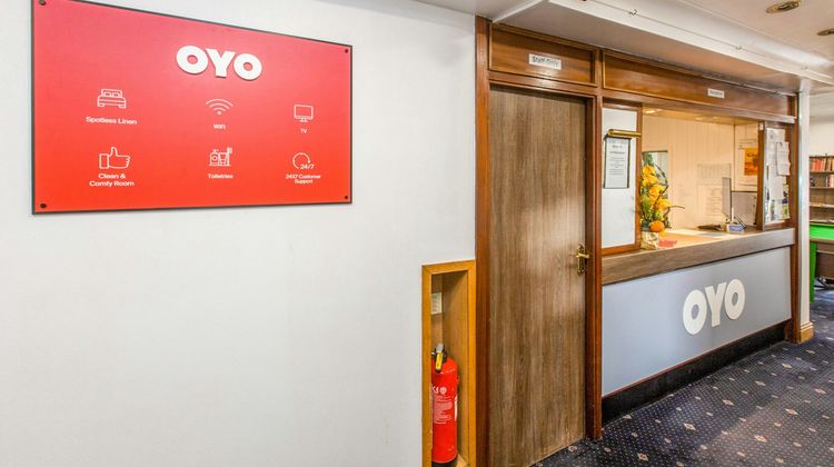 OYO Stade Court Hotel Lobby