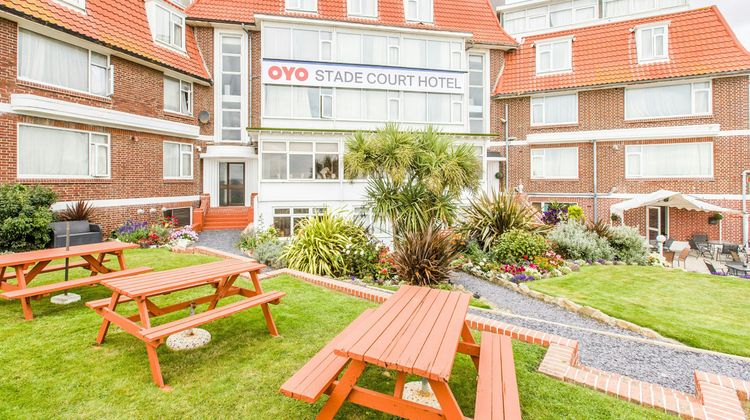 OYO Stade Court Hotel Exterior