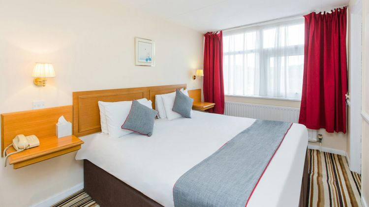 OYO Stade Court Hotel Room