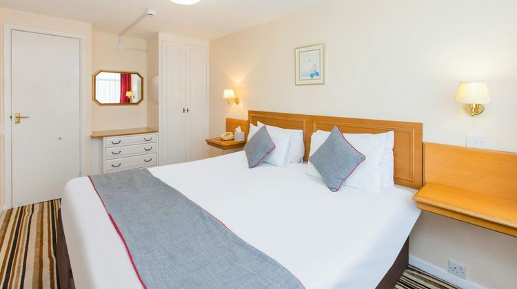 OYO Stade Court Hotel Room