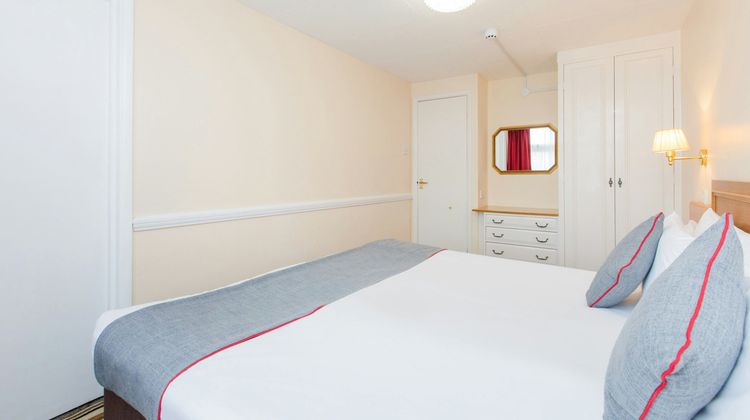 OYO Stade Court Hotel Room