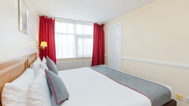 OYO Stade Court Hotel Room
