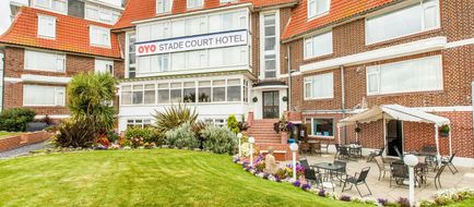 OYO Stade Court Hotel Exterior
