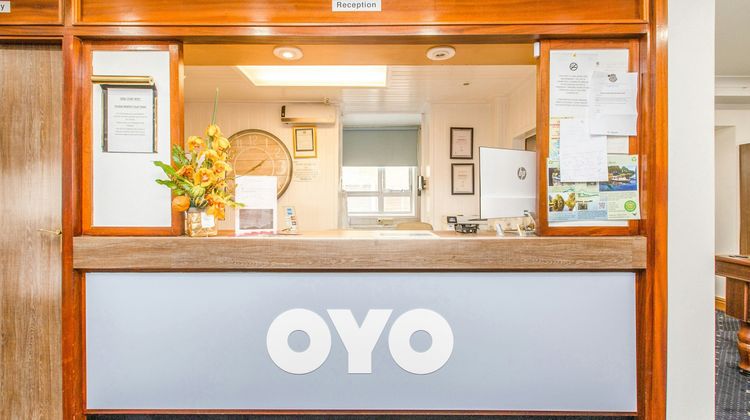 OYO Stade Court Hotel Lobby