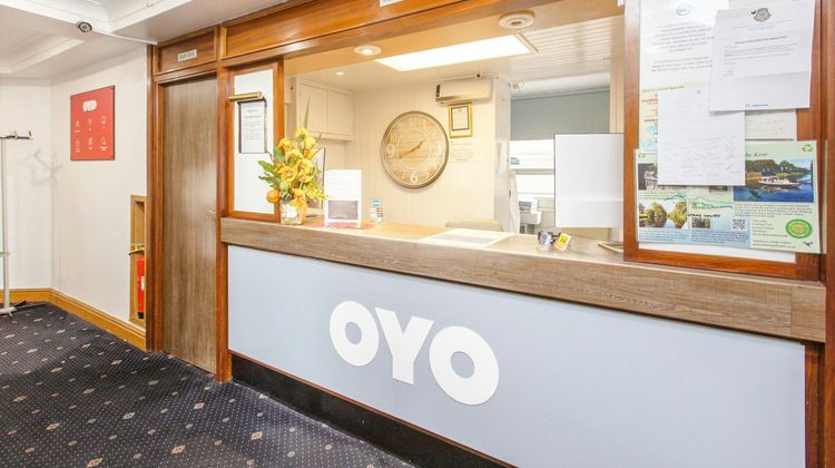 OYO Stade Court Hotel Lobby