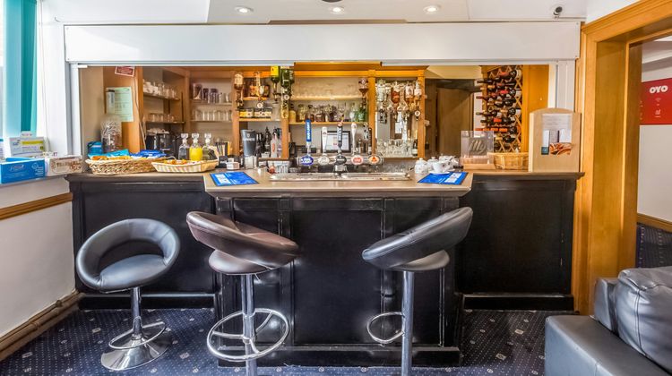 OYO Stade Court Hotel Restaurant