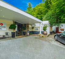 OYO Flagship The Bridge House Exterior