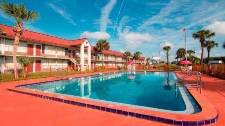 OYO Hotel Dundee By Crystal Lake Pool