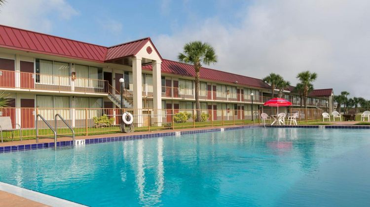 OYO Hotel Dundee By Crystal Lake Pool