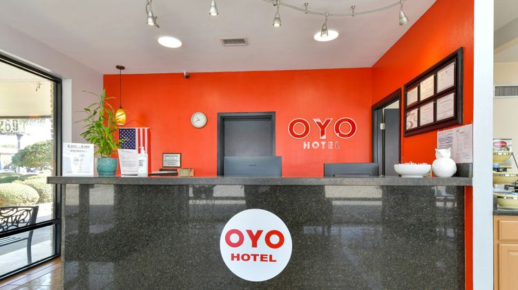 OYO Lake Park Inn Lobby