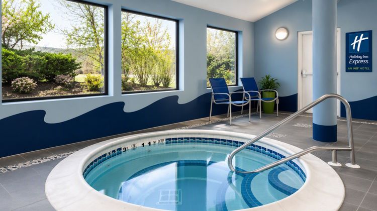 Holiday Inn Express Hotel & Suites Pool