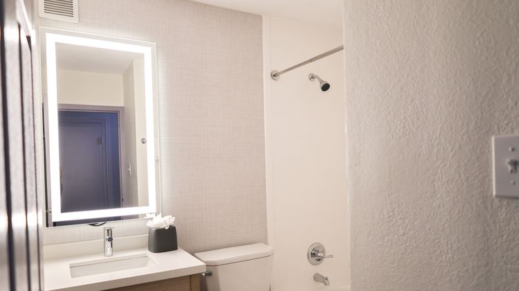 Garner Hotel Glen Burnie BWI Airport Room