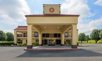 Red Roof Inn & Suites Clinton, TN