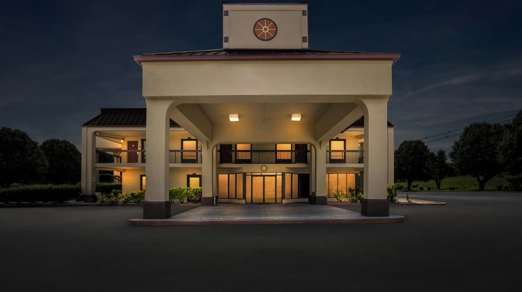 Red Roof Inn & Suites Clinton, TN Exterior