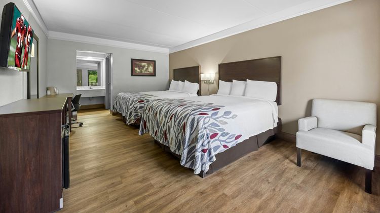 Red Roof Inn & Suites Clinton, TN Room