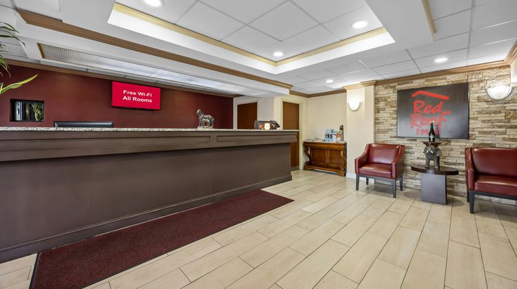Red Roof Inn & Suites Clinton, TN Lobby