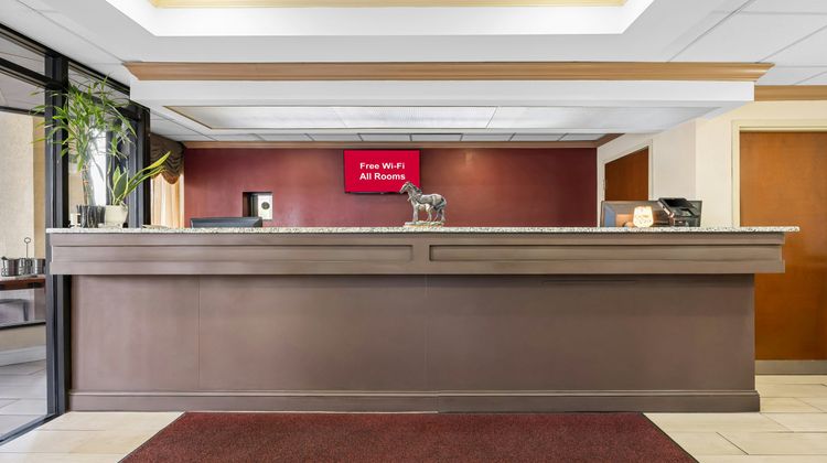 Red Roof Inn & Suites Clinton, TN Lobby