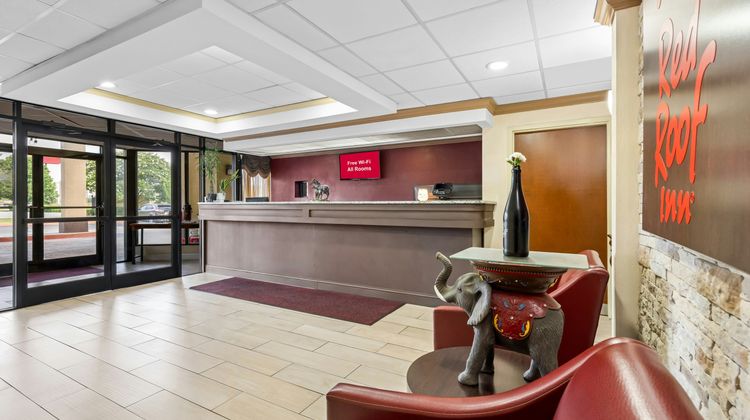 Red Roof Inn & Suites Clinton, TN Lobby