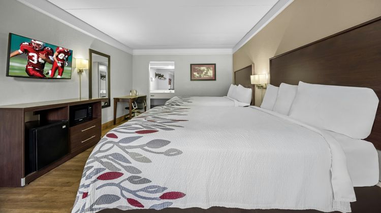 Red Roof Inn & Suites Clinton, TN Room