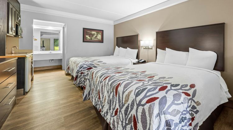 Red Roof Inn & Suites Clinton, TN Suite