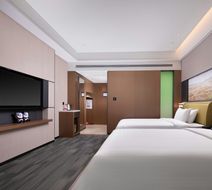 Hampton Inn URC Exhibition Center Room