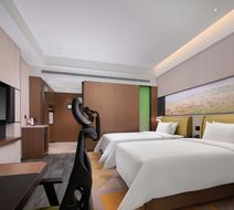 Hampton Inn URC Exhibition Center Room