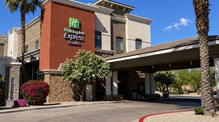 Holiday Inn Express & Suites Phoenix Exterior