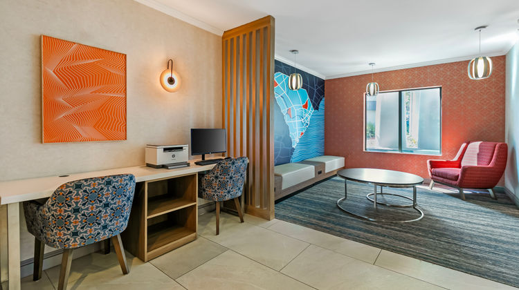 Holiday Inn Express Htl & Stes Univ Area Exterior