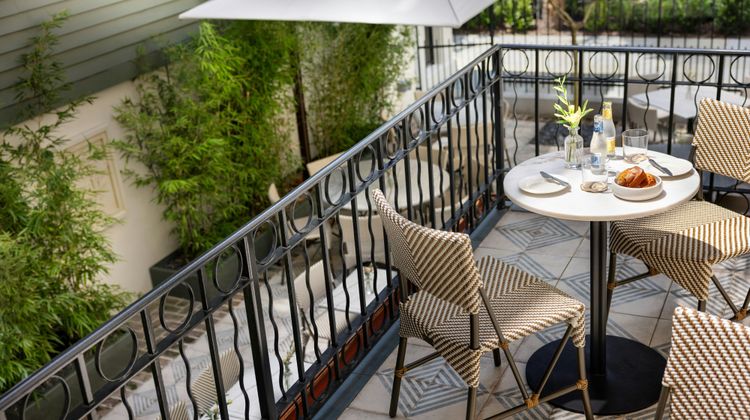 The Douglas Hotel Savannah Restaurant