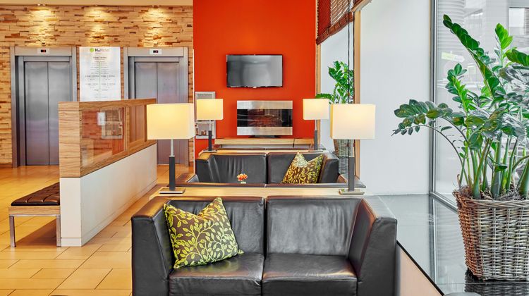 H Plus Hotel Salzburg Lobby