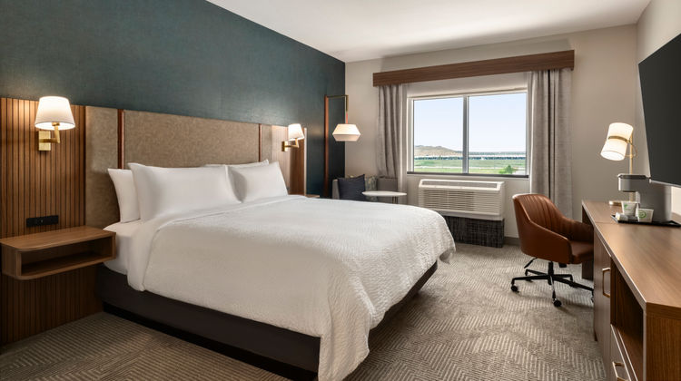 Holiday Inn & Suites Commerce City - Den Room