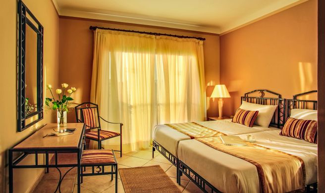 Sol Y Mar Ivory Suites Room