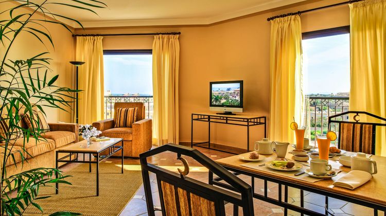 Sol Y Mar Ivory Suites Room
