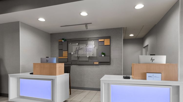Holiday Inn Express & Suites Frankfort Exterior